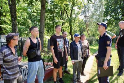 У Полацку  “падшэфных” крымінальна-выканаўчай інспекцыі  змусілі прыбіраць гарадскія могілкі