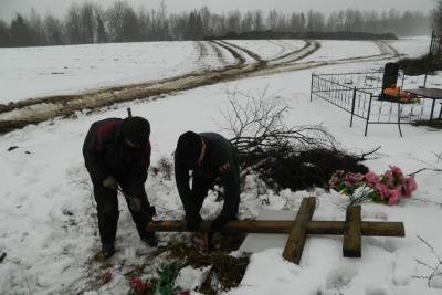 Крыж ва ўшанаваньне памяці ахвяраў нацызму зрушылі вандалы? Не, – ЖКГ!