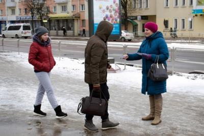 “Беражыце сябе!” Бацькі асуджаных па арт. 328 раздавалі ў Віцебску ўлёткі