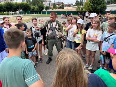 Дзмітрый Паўлічэнка трэці раз за гэтае лета прыязжае ў дзіцячы летнік, каб вучыць дзяцей “патрыятызму” са зброяй у руках