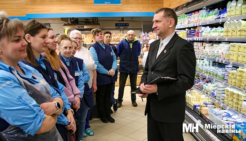 IНамеснік старшыні Мёрскага райвыканкама сустрэўся з калектывам магазіна 