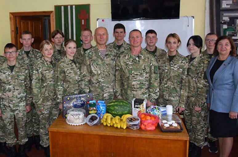 IГалоўны ідэолаг Глыбокага ўручыла шаўроны дзецям з ваенна-патрыятычнага клуба «Паўночны»