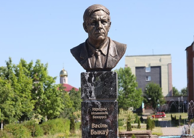 IСёння - 102 гады з дня нараджэння Васіля Быкава. На ягонай малой радзіме пра гэта нават не ўспомнілі