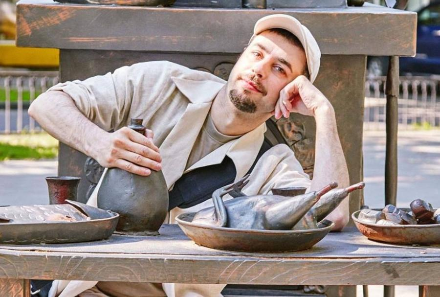 IУ спісах вызваленых палітвязняў, якім было дазволена застацца ў Беларусі, – віцебскі фатограф Уладіслаў Кошалеў